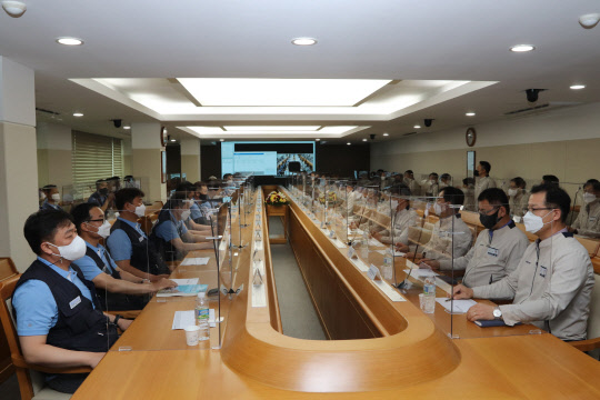 현대자동차 노사가 26일 울산공장에서 올해 임금협상과 관련해 상견례를 갖고 있다. 현대차 노조 제공.